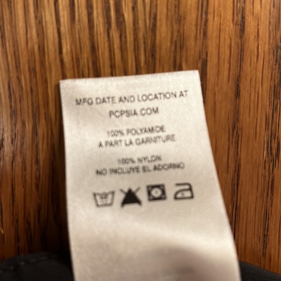 Patagonia Womens Wavefarer Board Shorts Size 2 Black Style 76597 Zip Pocket - Picture 8 of 9